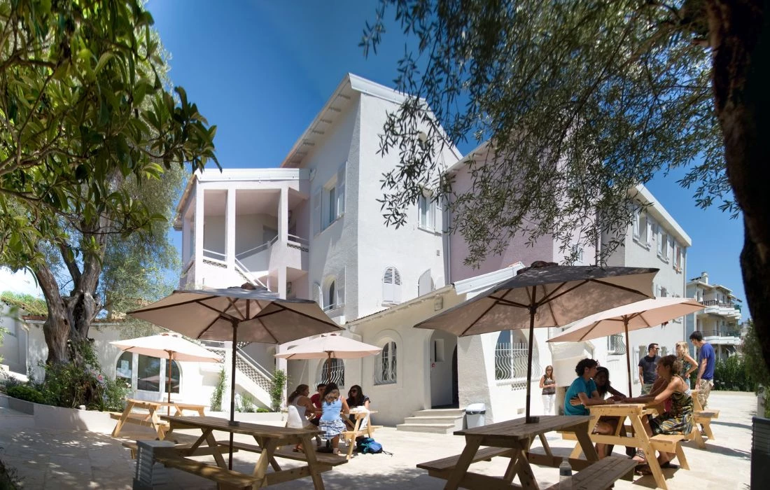 Испытайте опыт Aragon: Учите французский в самом сердце Ривьеры